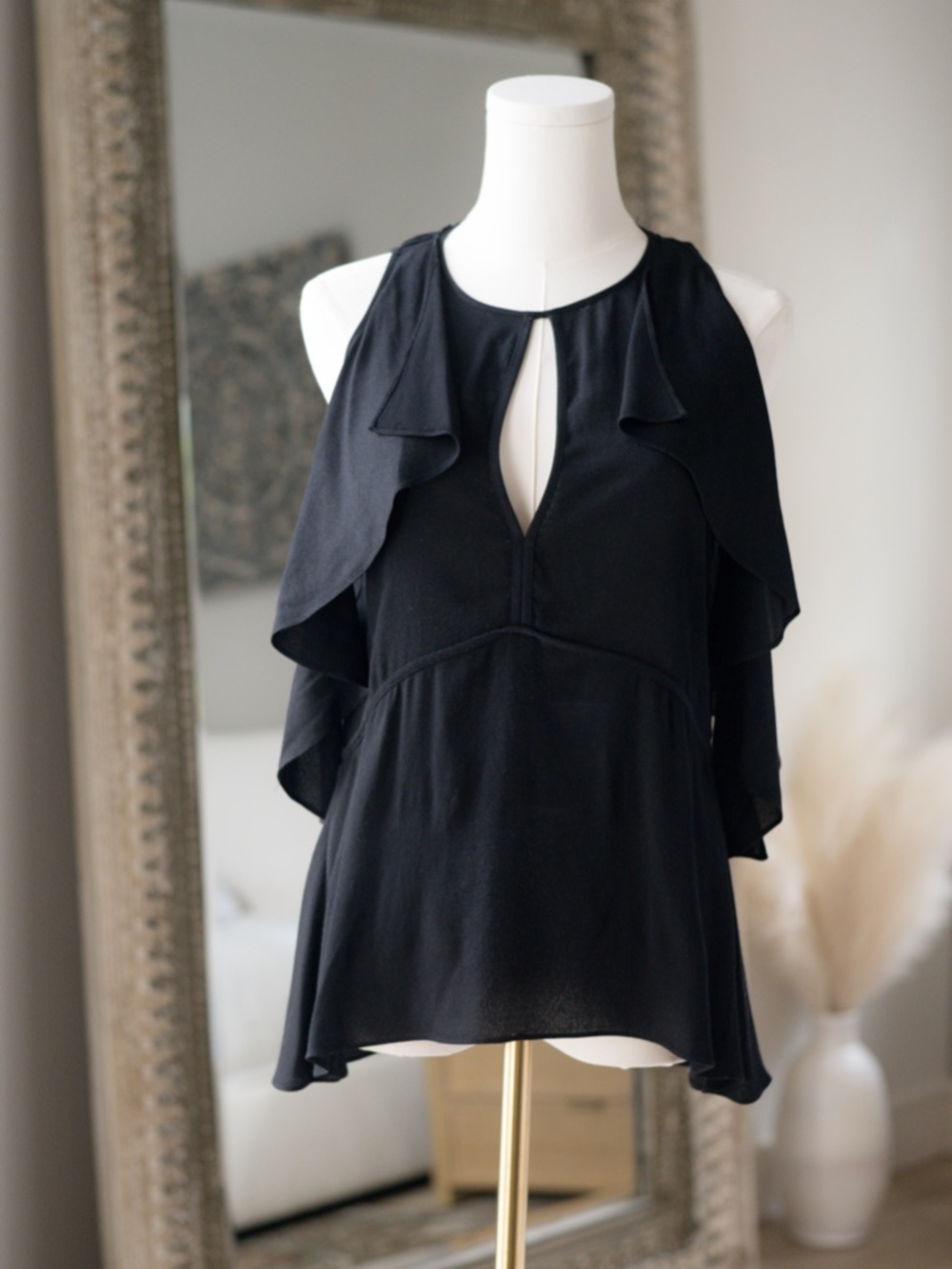 Theory Desiraya B Ruffled Cold Shoulder Top Black - size small